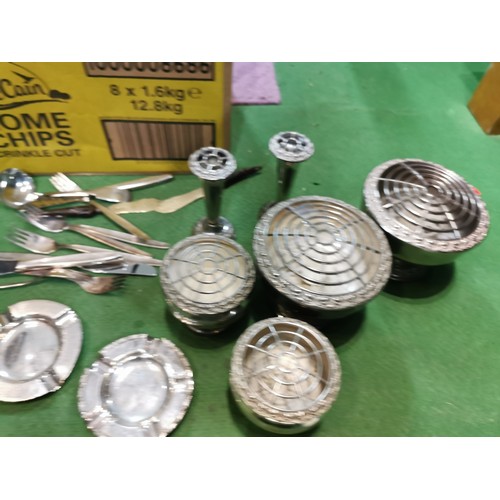 262 - A quantity of plated ware inc 6 rose bowls, flat ware, a pair of ash trays etc