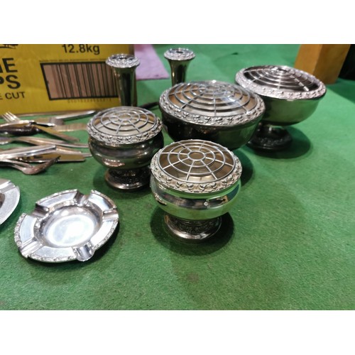 262 - A quantity of plated ware inc 6 rose bowls, flat ware, a pair of ash trays etc