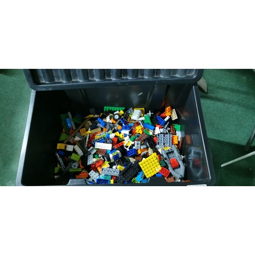 230 - Large quantity of Lego pieces in a black plastic tub