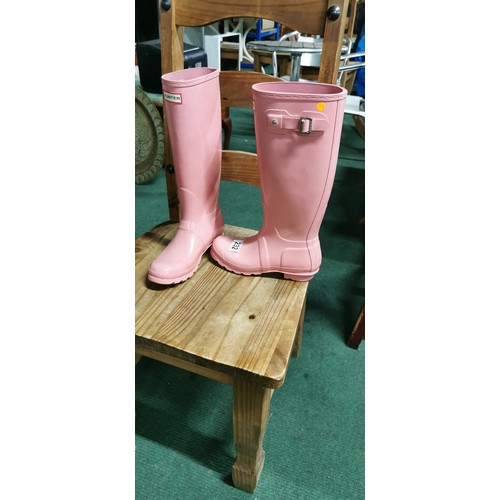 232 - Excellent quality HUNTER pink wellington boots - UK Size 5, has had light use.