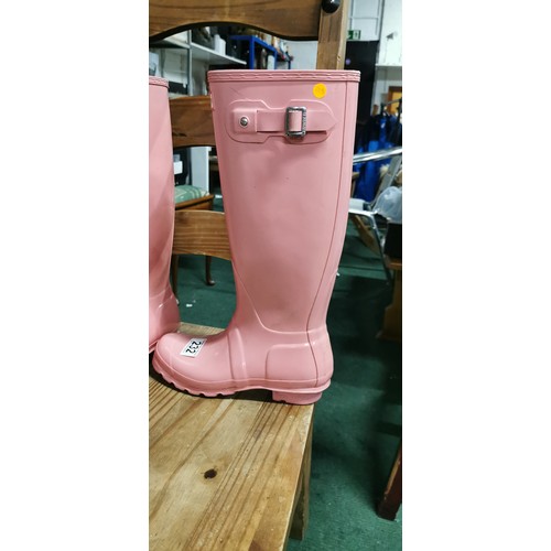 232 - Excellent quality HUNTER pink wellington boots - UK Size 5, has had light use.