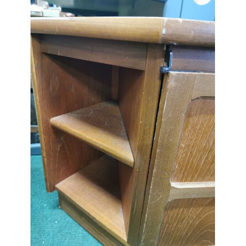 550 - Mid-Century Nathan 1960s entertainment unit with pull out drawer to the base, 2 panelled drawers to ... 