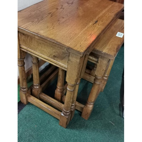 555 - Nest of 3 oak tables all in very good condition. Height 51cm x length 54cm x depth 34cm