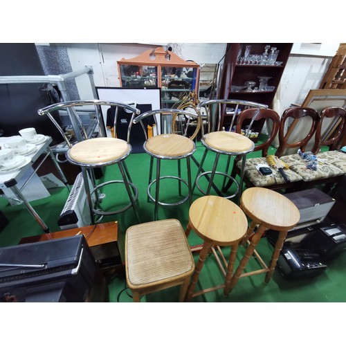 556 - Collection of 6x stools inc 3x wooden seated chrome bar stools along with 3x others. Tallest stool h... 