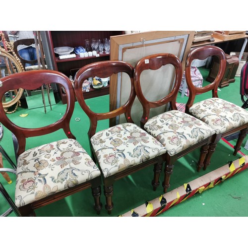 557 - Set of 4 Victorian Mahogany dining chairs with a shaped Mahogany back rest, reeded front rails stand... 