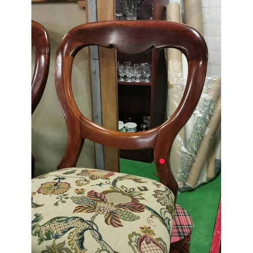 557 - Set of 4 Victorian Mahogany dining chairs with a shaped Mahogany back rest, reeded front rails stand... 