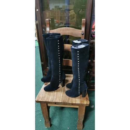 245 - 2x pair of suade ladies knee boots with Mother of Pearl beaded decoration - size 7 in as new conditi... 