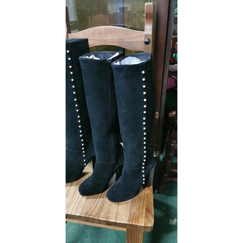 245 - 2x pair of suade ladies knee boots with Mother of Pearl beaded decoration - size 7 in as new conditi... 