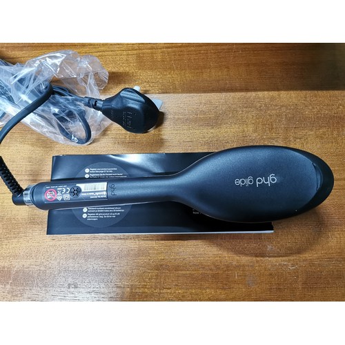 224 - GHD Glide smoothing hot brush - appears not to be used, although has 1 broken bristle but not affect... 