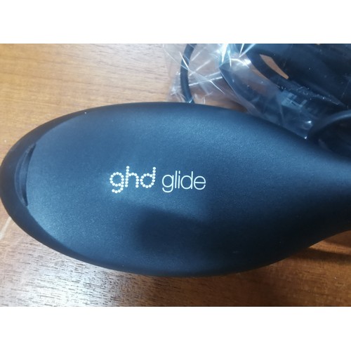 224 - GHD Glide smoothing hot brush - appears not to be used, although has 1 broken bristle but not affect... 