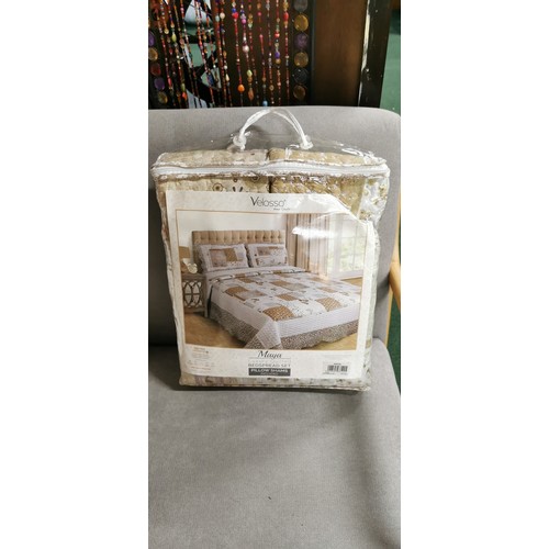 212 - New in bag Velosso - Maya Luxury quilted bedspread set with pillow shams included. Bedspread measure... 