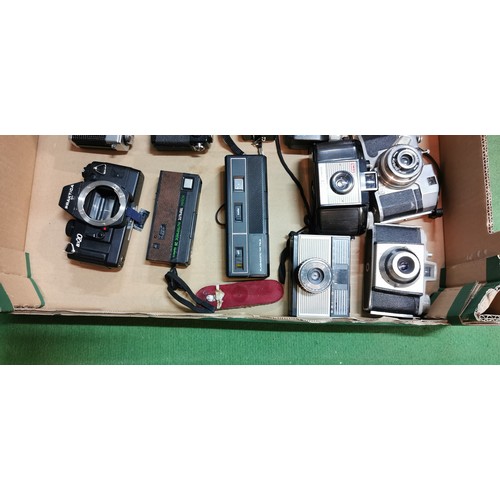 257C - box of various vintage cameras and camera accessories inc praktica 35mm cameras etc.