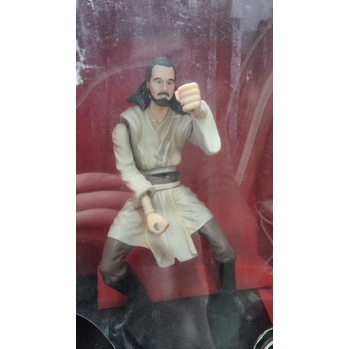 30 - Star Wars episode 1 Qui-Gon Jinn interactive talking bank with combat actions and original voice. Bo... 