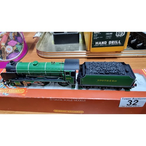 32 - Boxed Hornby Locomotive R380 Southern Schools Class No. 928 in Stowe in good condition