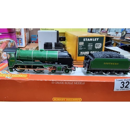 32 - Boxed Hornby Locomotive R380 Southern Schools Class No. 928 in Stowe in good condition