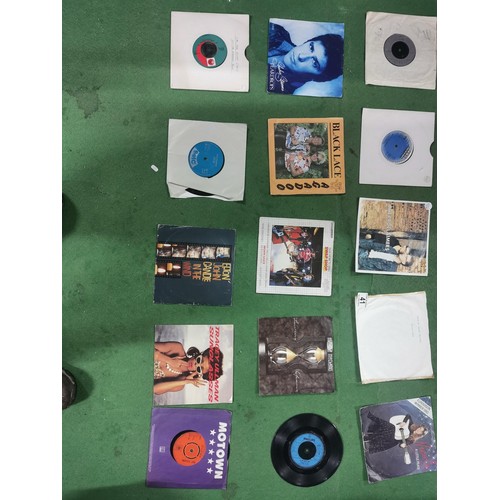41 - Large collection of 45 single records to include good artists such as Elton John, Art Garfunkel, Sla... 