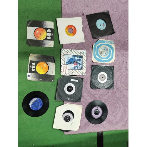 41 - Large collection of 45 single records to include good artists such as Elton John, Art Garfunkel, Sla... 