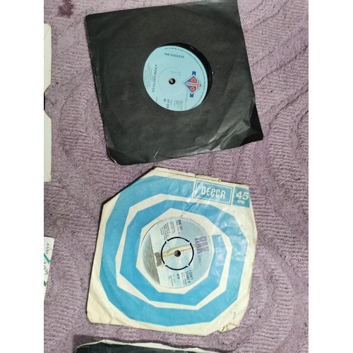 41 - Large collection of 45 single records to include good artists such as Elton John, Art Garfunkel, Sla... 