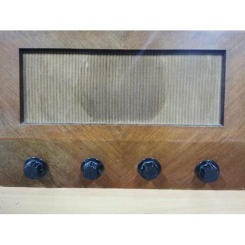 48 - Early vintage Murphy Radio Type A122M dating from 1949 with a Rosewood veneer. Due to the vintage na... 