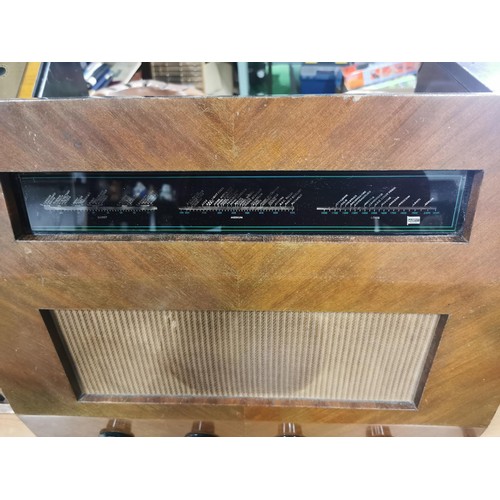 48 - Early vintage Murphy Radio Type A122M dating from 1949 with a Rosewood veneer. Due to the vintage na... 