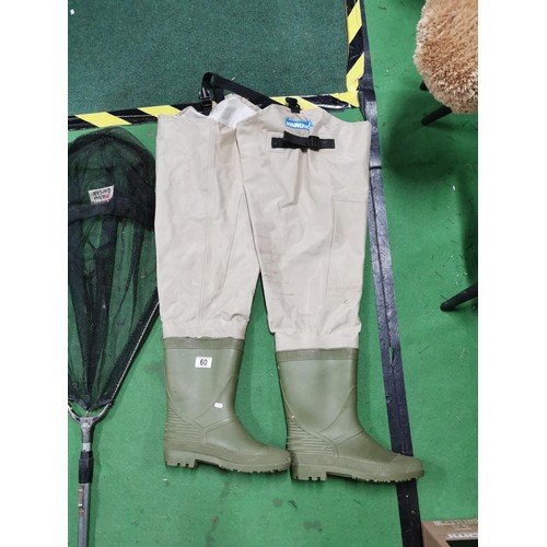 60 - AbuGarcia fishing extending foldable fishing net along with a pair of size 10 waders by Hardwear in ... 