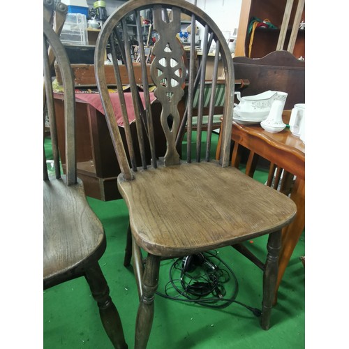 582 - A pair of farmhouse wheelback dining chairs in good overall condition.
Height 89cm Width 38cm Depth ... 