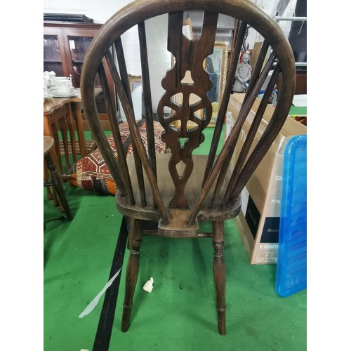 582 - A pair of farmhouse wheelback dining chairs in good overall condition.
Height 89cm Width 38cm Depth ... 