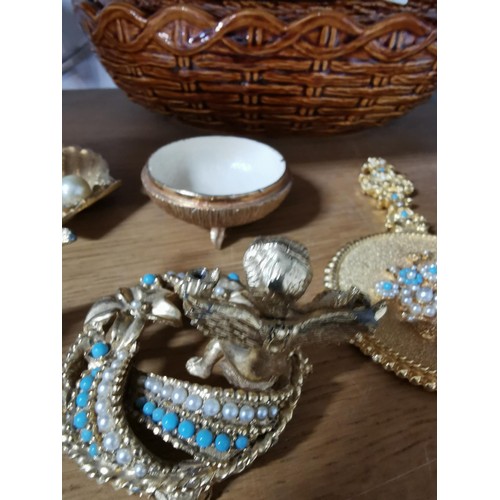 487 - A Portmeirion oven to table chicken formed casserole dish along with a vintage 1960's set inc ornate... 