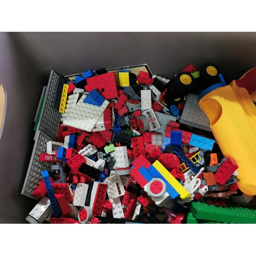 246 - A plastic lidded children's tub, containing a large quantity of Lego and a Lego play book.