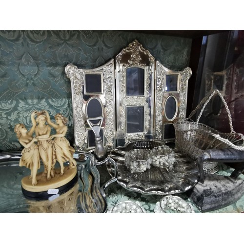 497 - A quantity of plated ware including a plated butlers tray, two large scalloped form dishes, a set of... 
