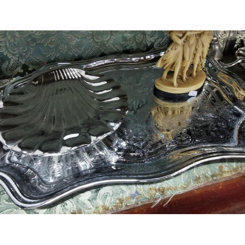 497 - A quantity of plated ware including a plated butlers tray, two large scalloped form dishes, a set of... 