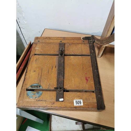 509 - A vintage Jaycee guillotine with movable clamp. Ruler measure 15