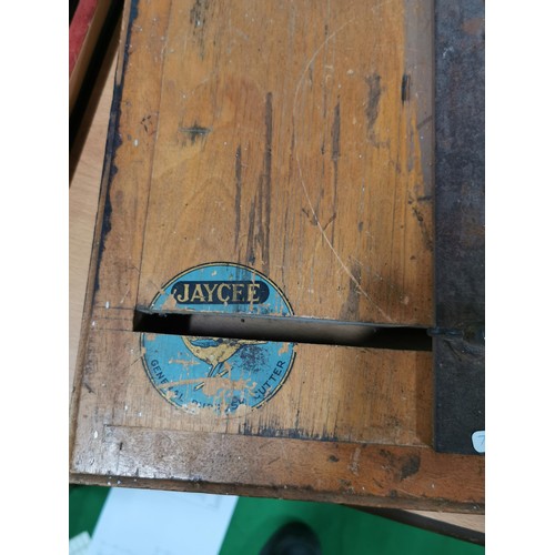 509 - A vintage Jaycee guillotine with movable clamp. Ruler measure 15