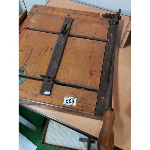509 - A vintage Jaycee guillotine with movable clamp. Ruler measure 15