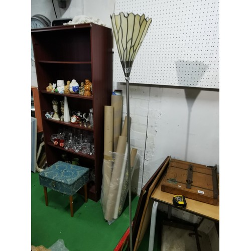 512 - A leaded glass standard lamp, lily esque design. On a chrome base, in working order.
Height 182cm.