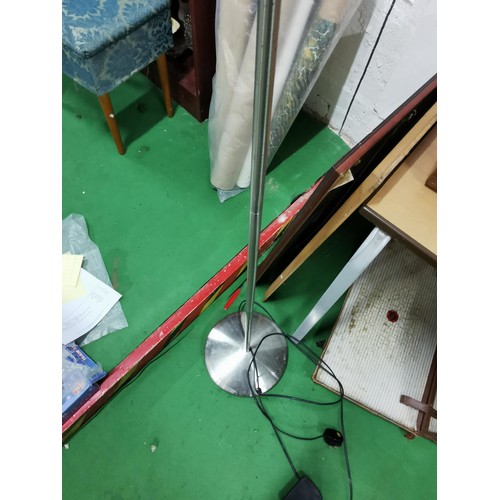 512 - A leaded glass standard lamp, lily esque design. On a chrome base, in working order.
Height 182cm.