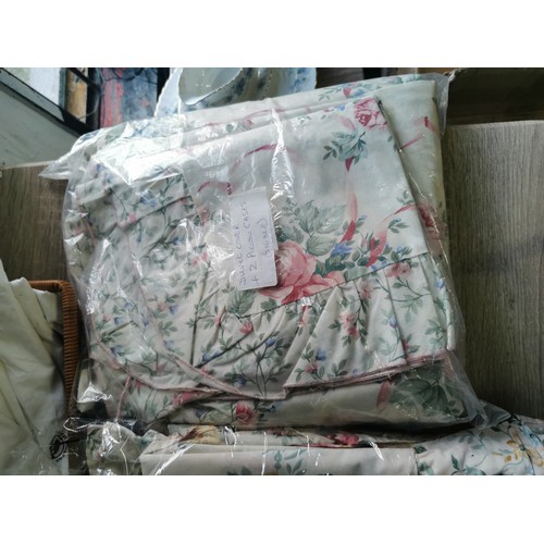 264 - A wicker picnic basket along with a wicker tray. Containing two double duvet cover and pillow cases,... 