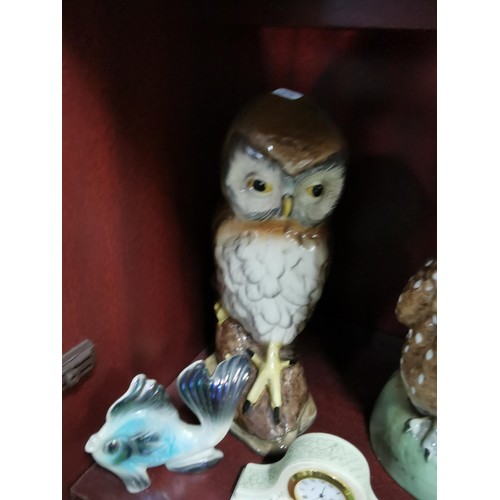 514 - A quantity of collectables including ceramic owls, one by Melbaware, a selection of animal miniature... 