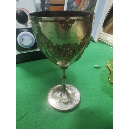 516 - A quantity of collectable including a large treacle glazed fish shaped platter, pressed glass vases,... 