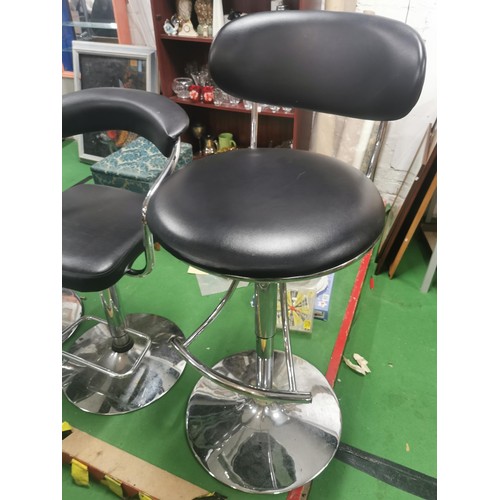 524 - Three gassed bar stools with footrests, one with arm supports.
Height 111cm.