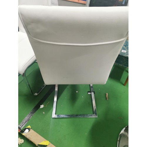 526 - A pair of white leatherette dining chairs with single chrome legs in very good clean order.
Height 1... 