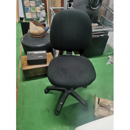 527 - Black swivel office chair on five wheels. Adjustable height, adjustable reach and adjustable back.
