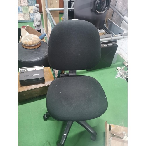 527 - Black swivel office chair on five wheels. Adjustable height, adjustable reach and adjustable back.
