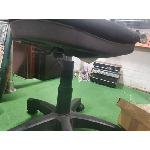 527 - Black swivel office chair on five wheels. Adjustable height, adjustable reach and adjustable back.
