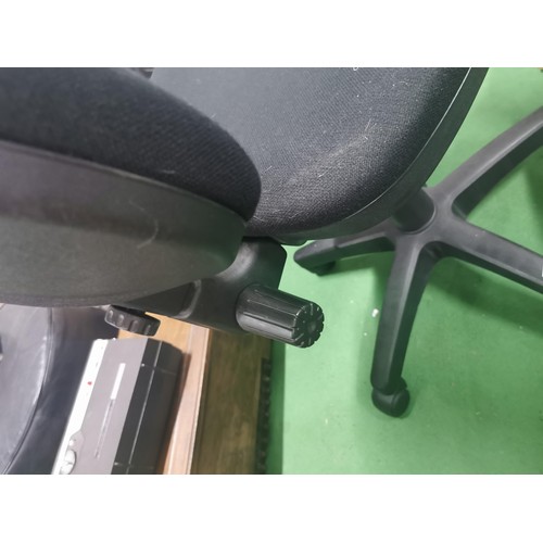 527 - Black swivel office chair on five wheels. Adjustable height, adjustable reach and adjustable back.