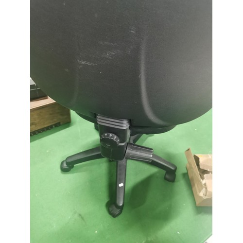 527 - Black swivel office chair on five wheels. Adjustable height, adjustable reach and adjustable back.