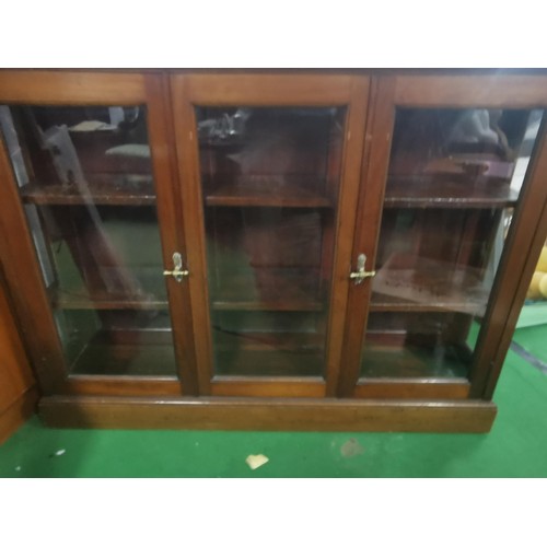 532 - A good quality antique solid mahogany glazed bookcase / shop display. Featuring patented brass handl... 