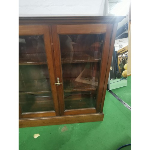 532 - A good quality antique solid mahogany glazed bookcase / shop display. Featuring patented brass handl... 