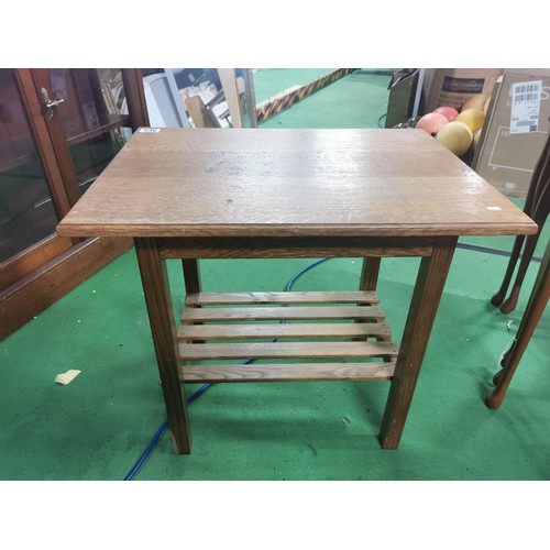 536 - An oak coffee table with shelf. Chip to one leg.
Height 54cm Length 60cm Depth 44cm.