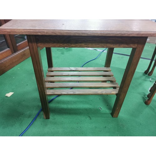 536 - An oak coffee table with shelf. Chip to one leg.
Height 54cm Length 60cm Depth 44cm.